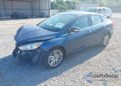 2018 Ford Focus Titanium z USA, uszkodzony, nr VIN 1FADP3J23JL326573